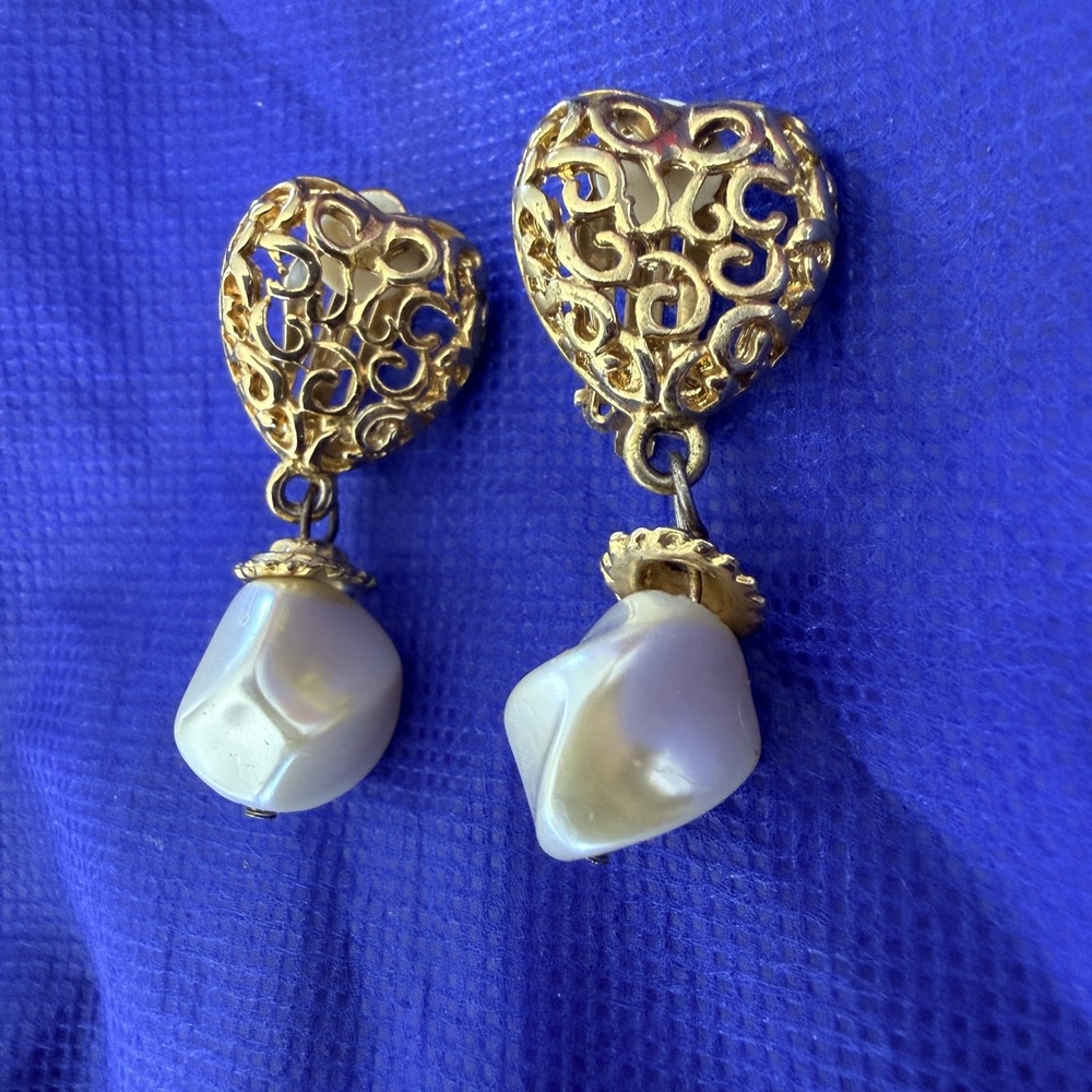 Vtg Avon Gold Tone Heart Clip On Dangle Earrings White Pearl 1.5" Love Boho Chic